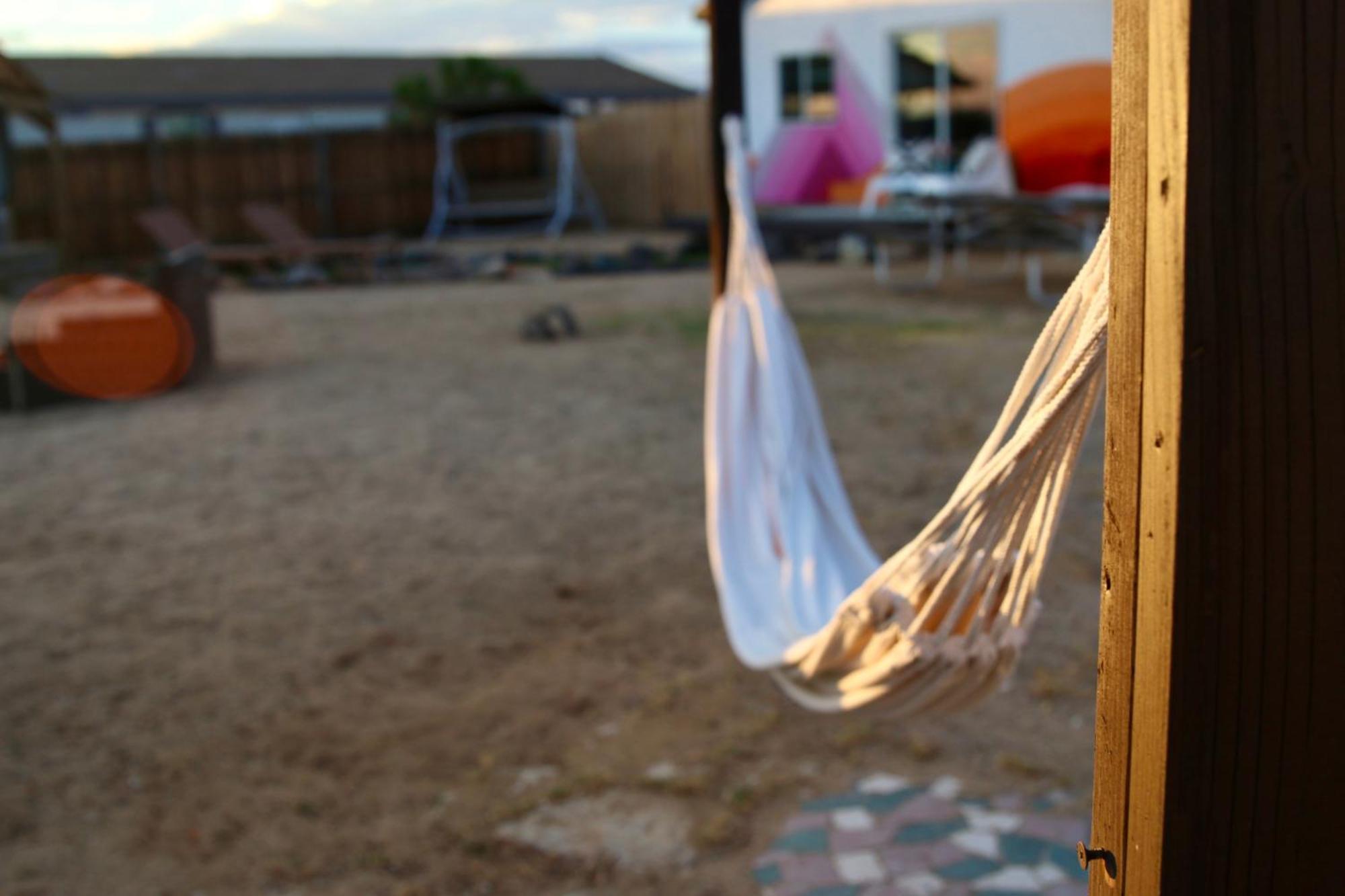 Twin Palms Desert Getaway - Jacuzzi, Fire Pit, Meditation Room & More Joshua Tree Luaran gambar